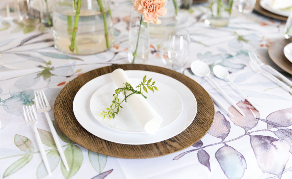 table-cover and wooden chargers for natural look